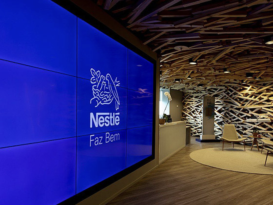 Nestlé investe R$7 bi no Brasil - e mostra por que branding é estratégia, não estética.